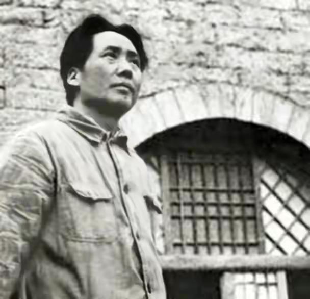 毛主席：目视远方，憧憬着人民当家作主的新中国！
延安窑洞门口，毛主席的炯炯目光，