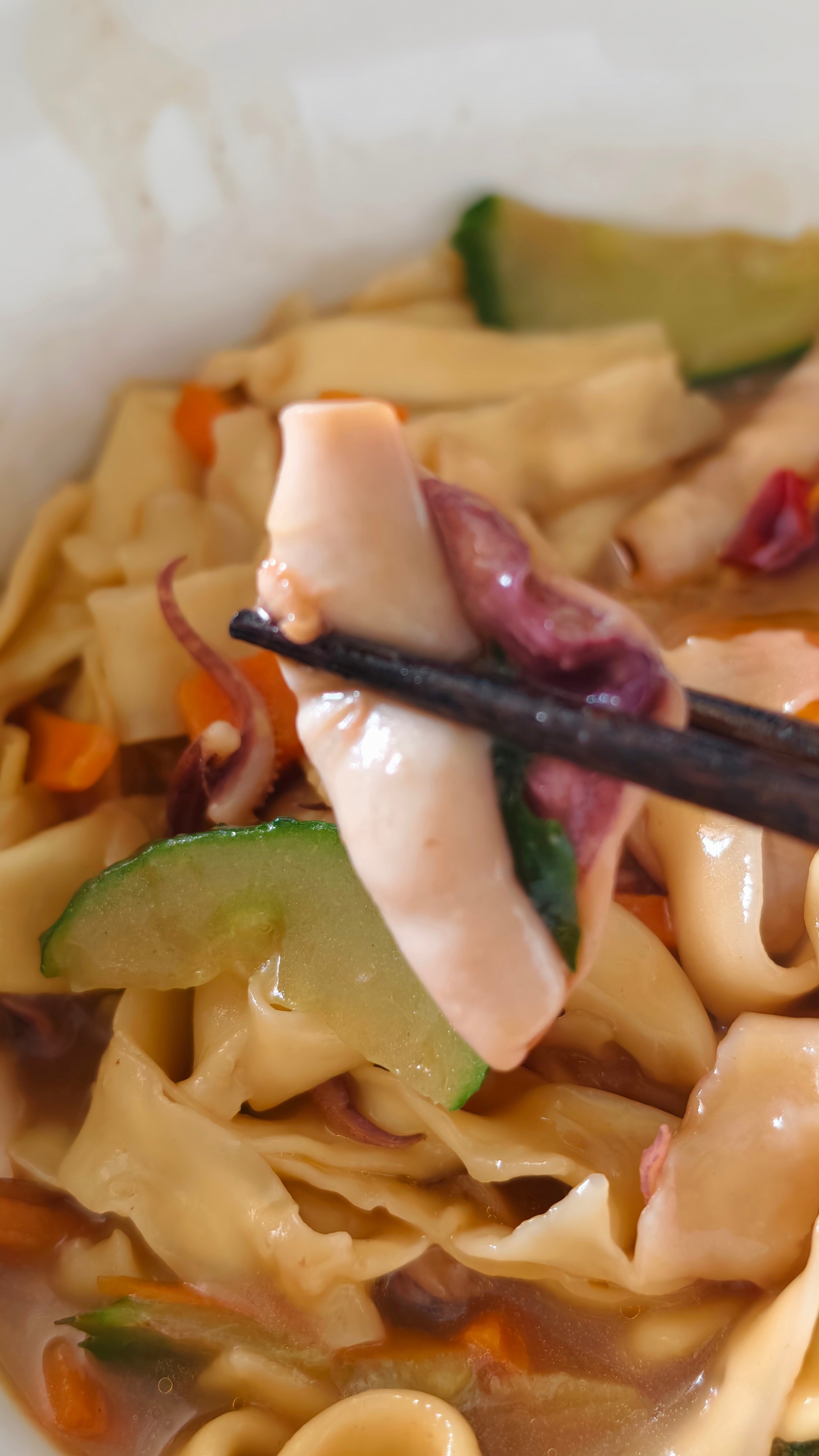 自己给自己做饭也认真些。中午来半碗鱿鱼面，多放鱿鱼少放面。 