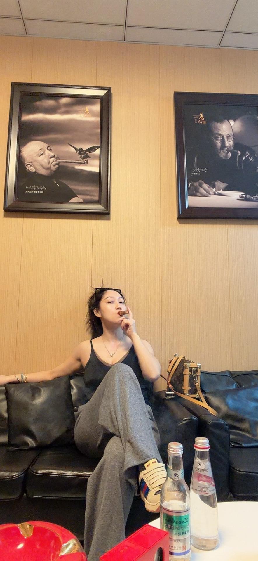 男人谈政治时，谈的是权衡利弊的话术；可他聊女人时，藏的是刻在骨子里的尊重与格局。