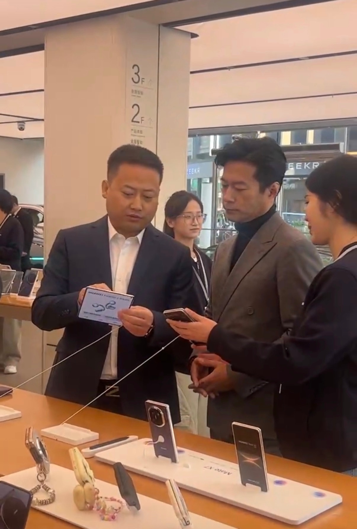 MateX7开售多地名人现身华为门店华为Mate X7今天首销日，网上抢不到，线