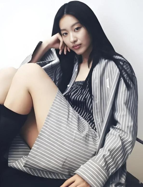 陈奕迅女儿回应靠爸爸名气得奖 据港媒，1月3日，陈奕迅女儿陈康堤出席活动时回应靠