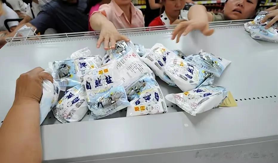 一边是民众排队抢盐，电商平台掀起抢盐风潮；一边是“河南岩盐可供全国吃3.3万年”