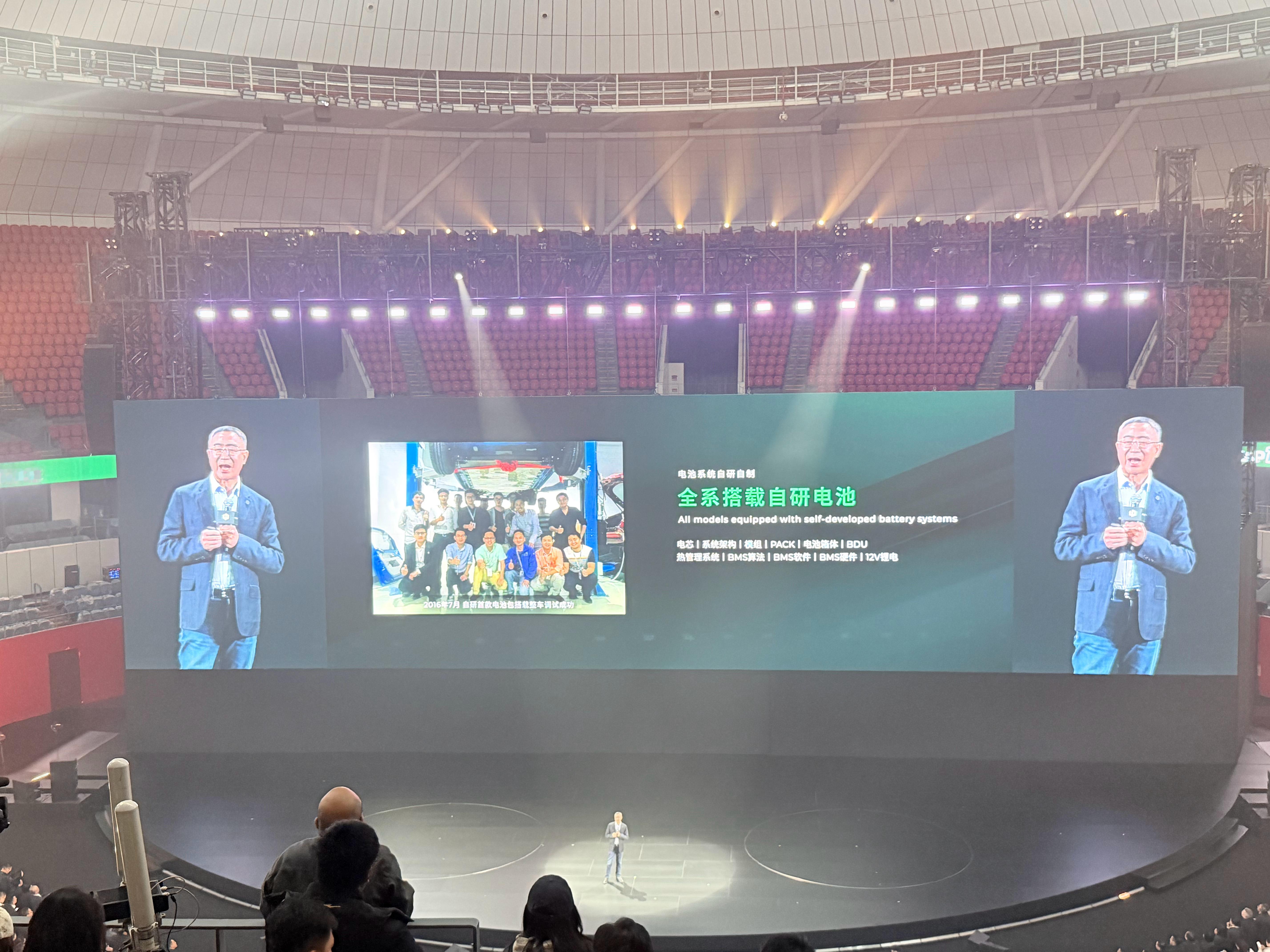 零跑十周年发布会开始了，这十年零跑不容易，很多零配件都是自研的，包括中间的一些投