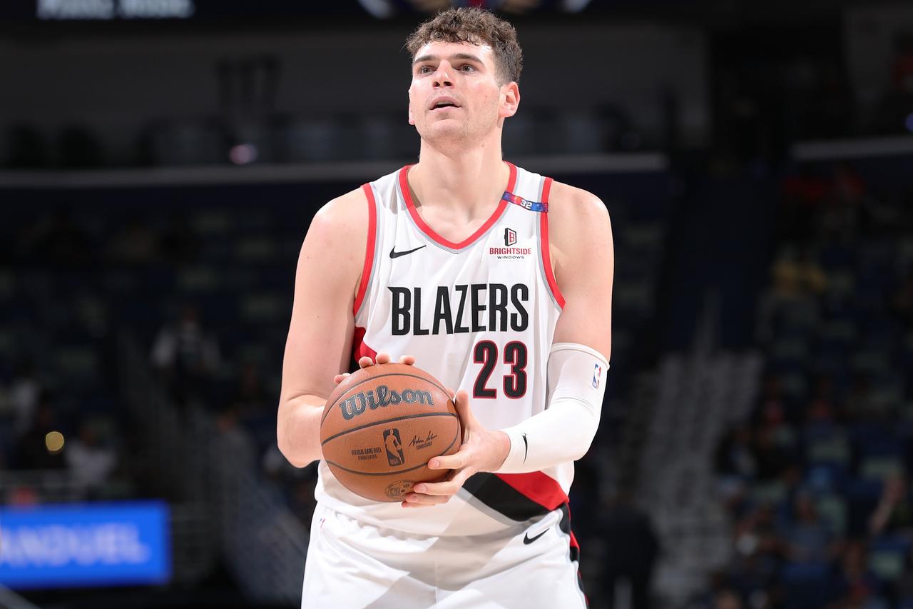 值得杨瀚森学习！克林根在约基奇头上连续抢下篮板球！

开拓者首发中锋克林根在面对