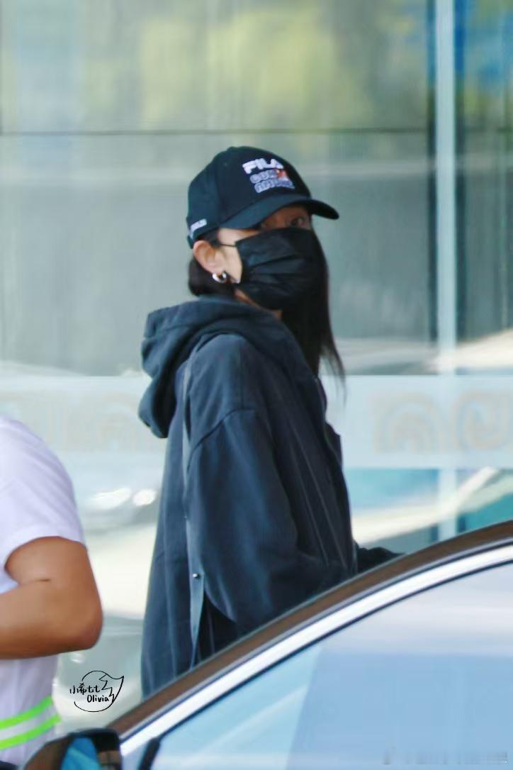 #杨幂北京飞青岛##杨幂北京出发青岛#杨幂北京出发青岛，黑色卫衣好飒好美，[太开