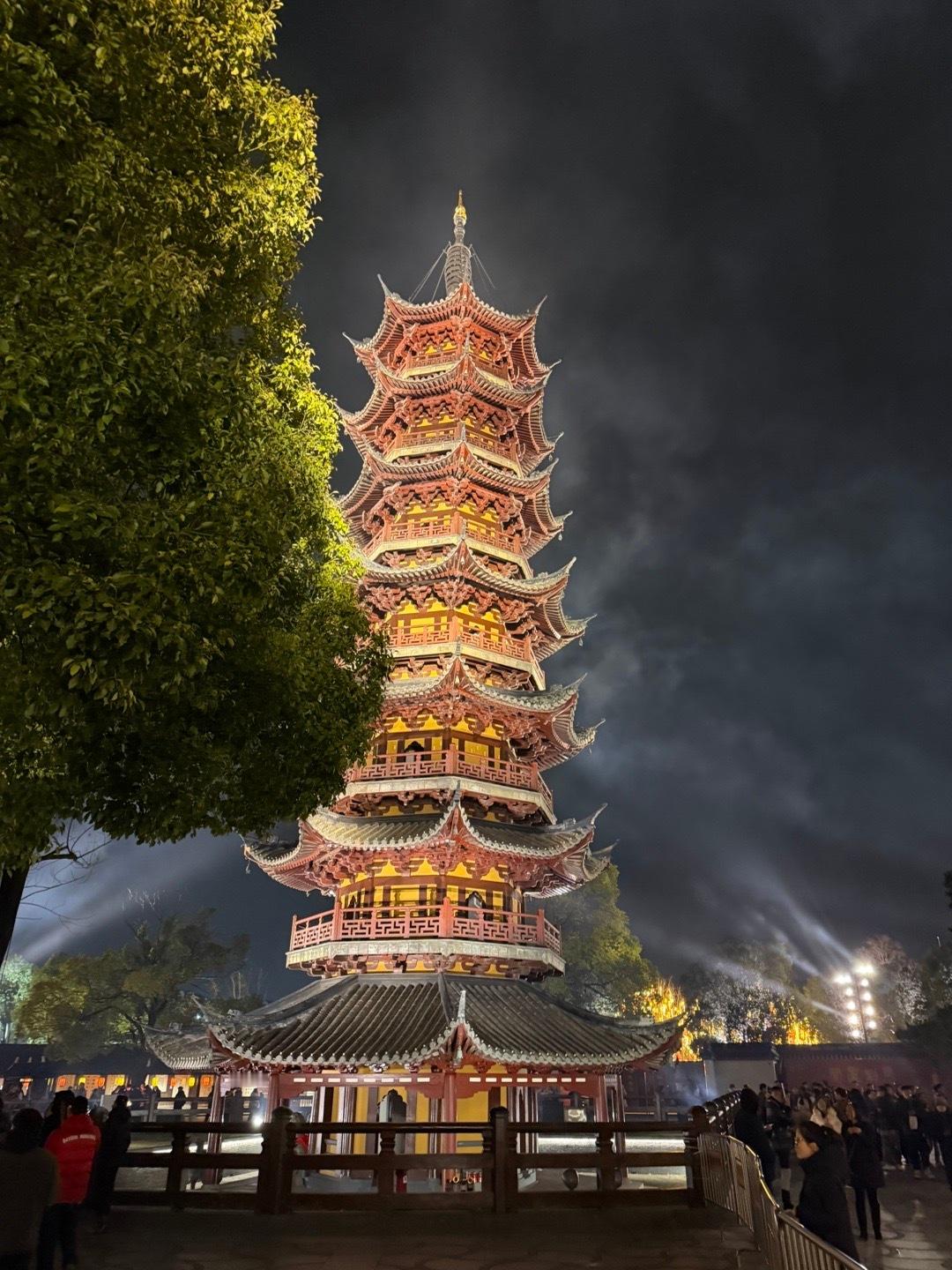 来龙华寺烧头香了，祝大家新年快乐，肌肉大大，越来越美，被很多人爱，一起暴富！ 