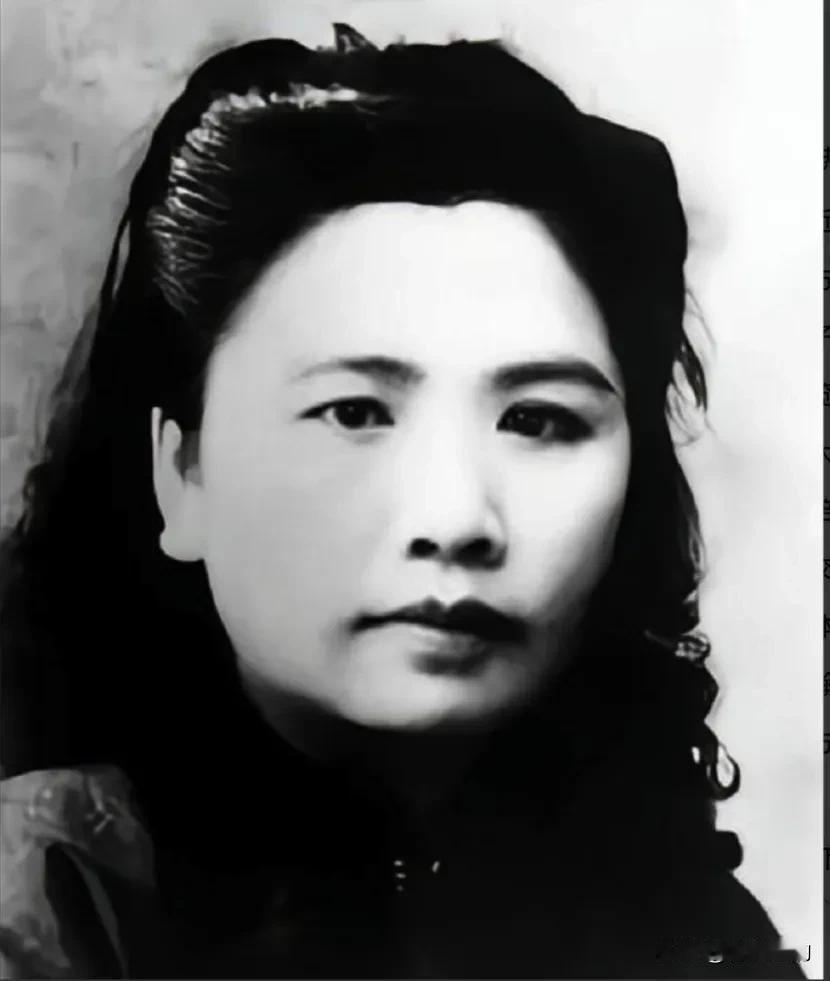 1938年，周恩来派王曼霞打入国民党高层。谁知，她却嫁给蒋介石心腹陈尔晋，身份将