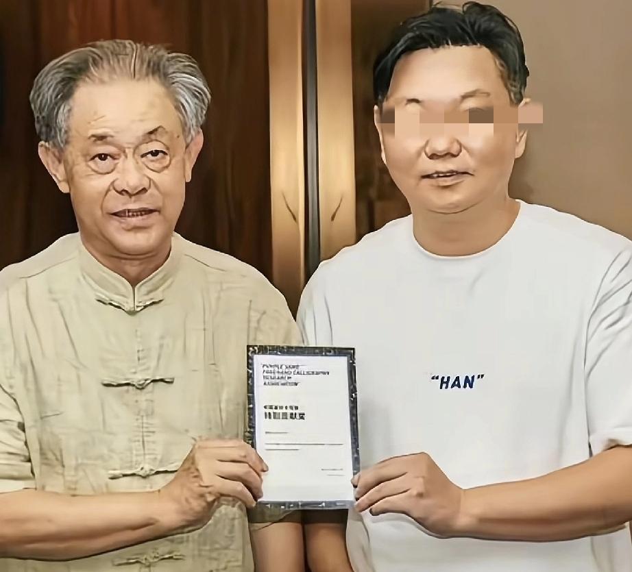 本来徐湖平退休后以为自己平安着陆了
但是有2句话说的好 纸包不住火   天网恢恢