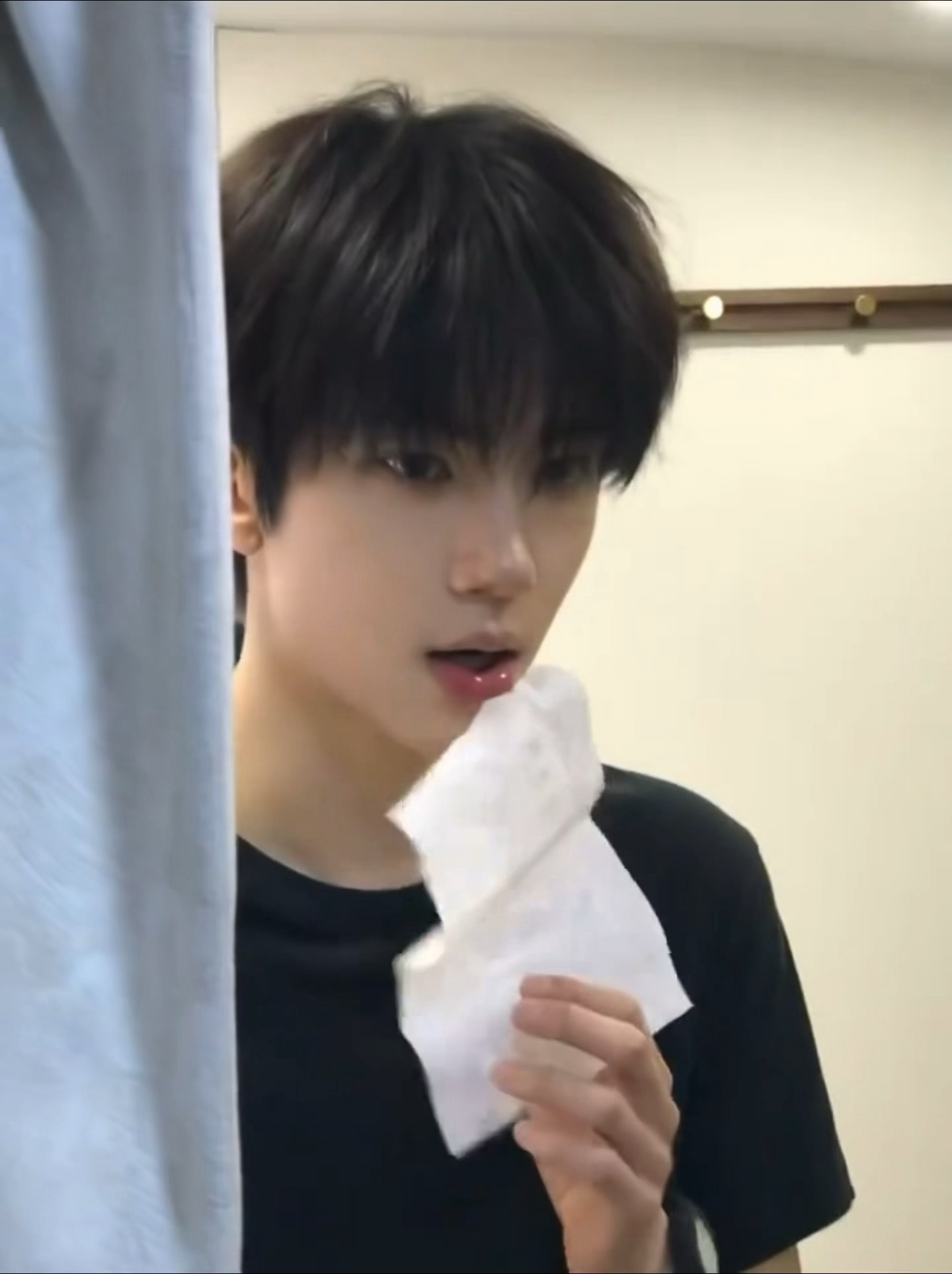 余承恩 周一早上看到这张图上班怨气消散了，完全清爽男大 