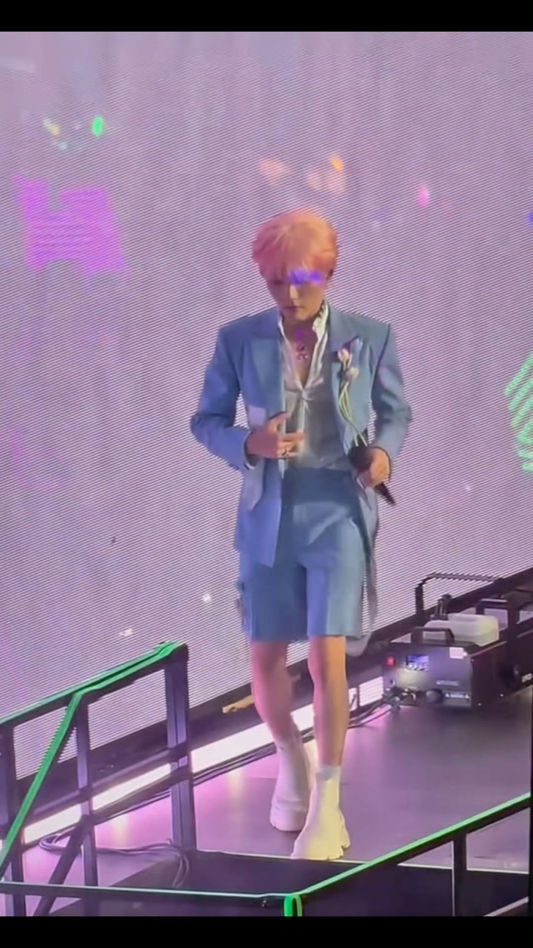 苏新皓演唱会干呕 ​​​是不是淋雨着凉了啊 ​​​