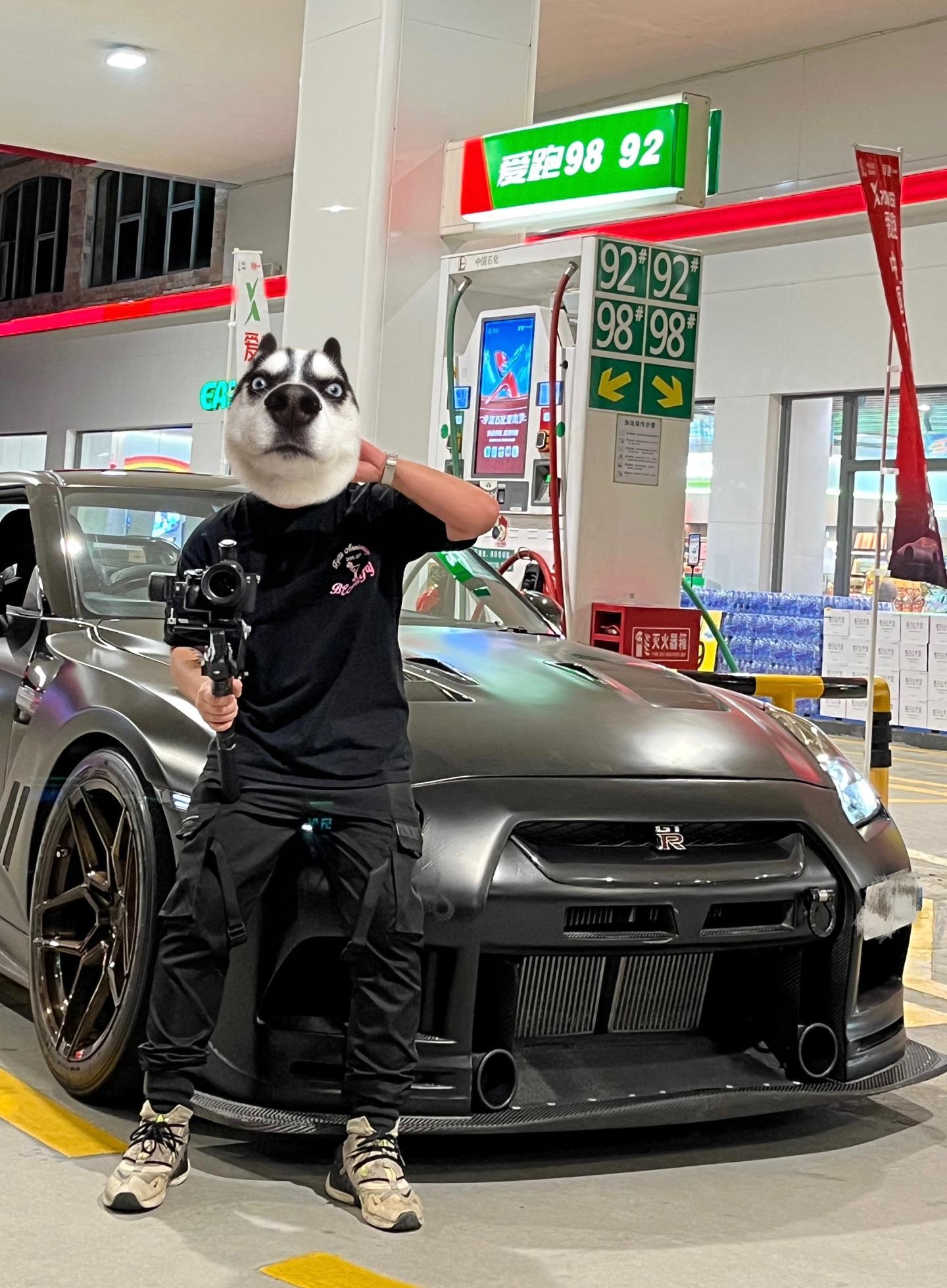 虽然深夜的酒好喝，但凌晨三点的汗水更快乐.