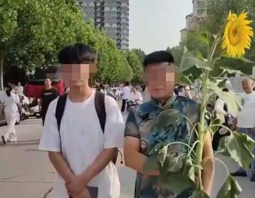 高考进入第二天，向日癸依旧热销！

送考的家长各种扮相依旧是亮点，别出新颖者不在