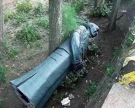 这个雕像当年在台湾可是万人朝拜，如今推倒了没人理，早知今日，何必当初呢？
我小学