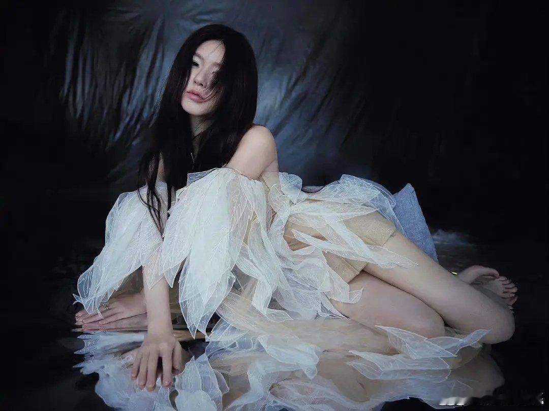 赵露思怎么总爱拍这种媚男视角的照片？！ ​​​