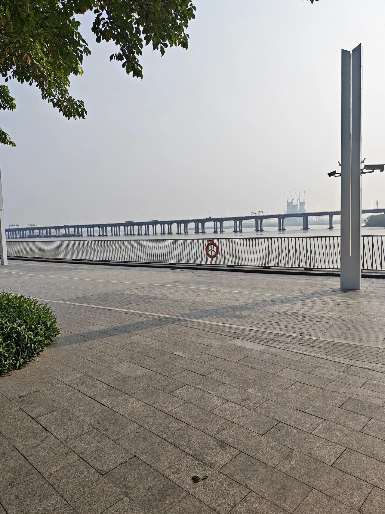 晒出你的本地生活深圳有不少这些商场在海边而建。市民来到这里，不仅可以欣赏海景，还