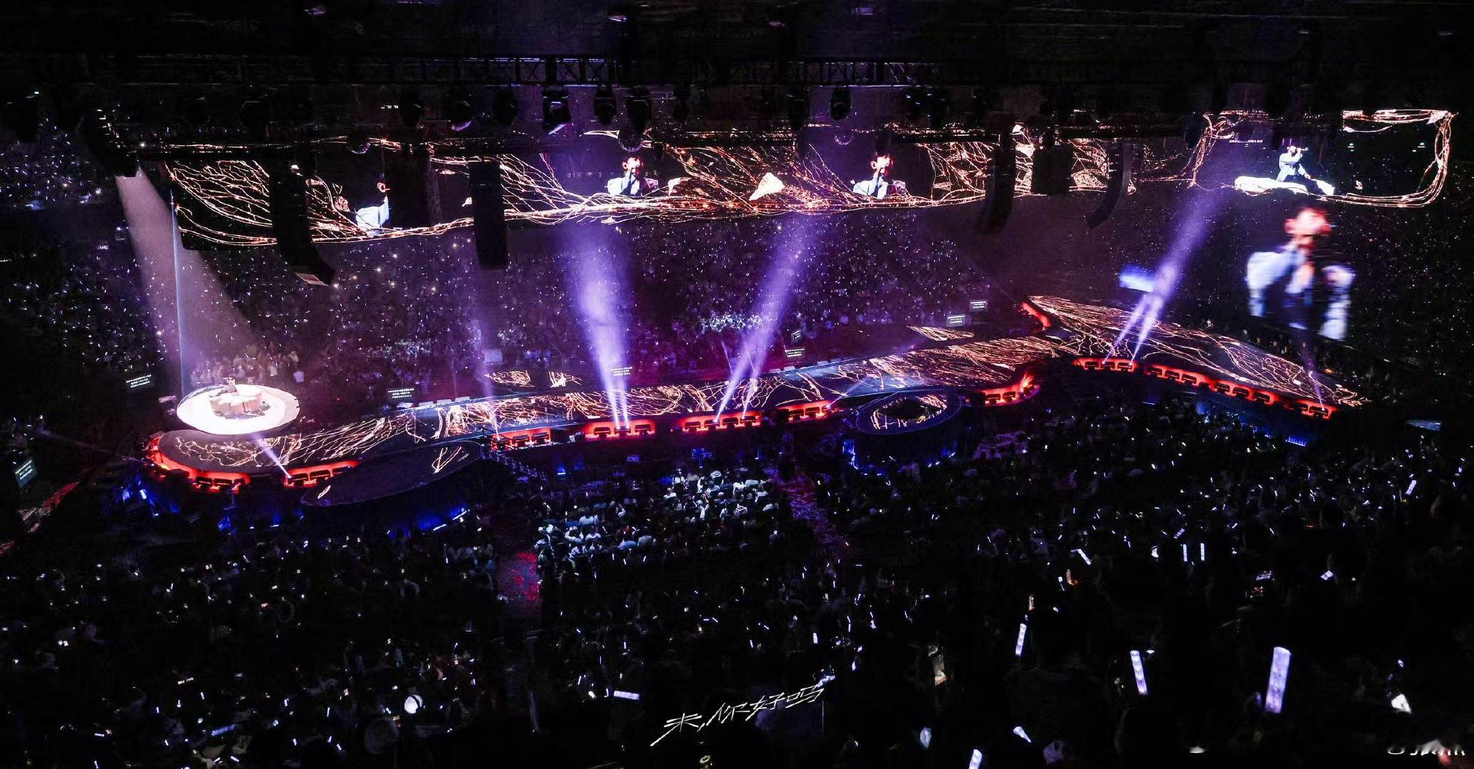 张杰张杰身边全是带着笑脸和星光的人星光是应援灯的海，笑脸是幸福的甜，他走进观众区