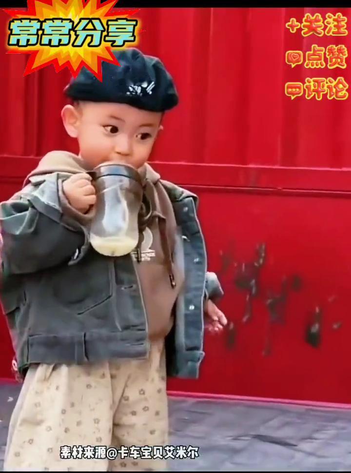 九零后爸爸不忍幼子留守，带着两岁稚子踏上货车征途。
卡车宝贝艾米尔。
小家伙全程