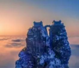 梵净山轿夫蹲守路边无人问津，女子一句“我坐”，下轿举动看哭无数人：善良从不是施舍