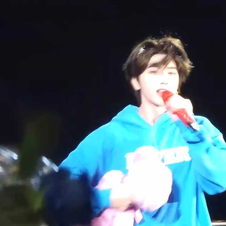 “坤哥 我们也想要小熊～～”蔡徐坤 ｜蔡徐坤签售会