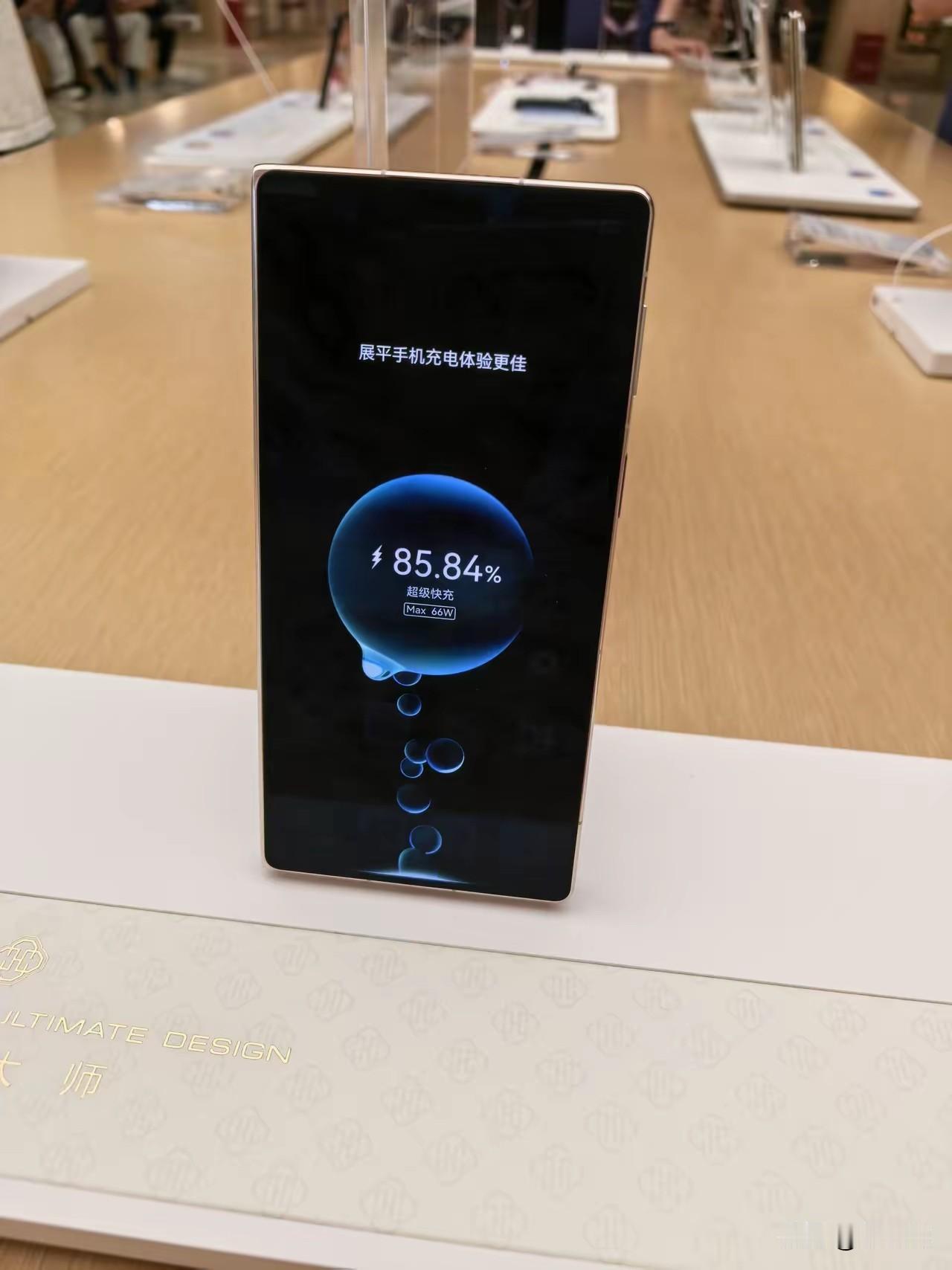 华为Mate XT 2非凡大师今日开启首销，不少用户第一时间奔赴门店体验、现场取