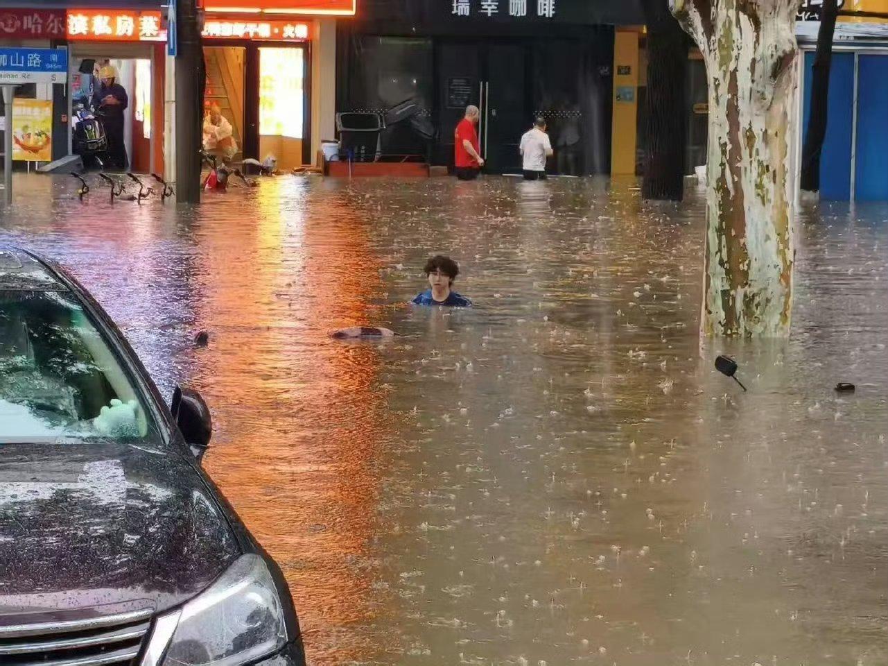 武大校门被淹一米深好的的雨啊！北京没下这么大，淅淅沥沥的小雨 ​​​