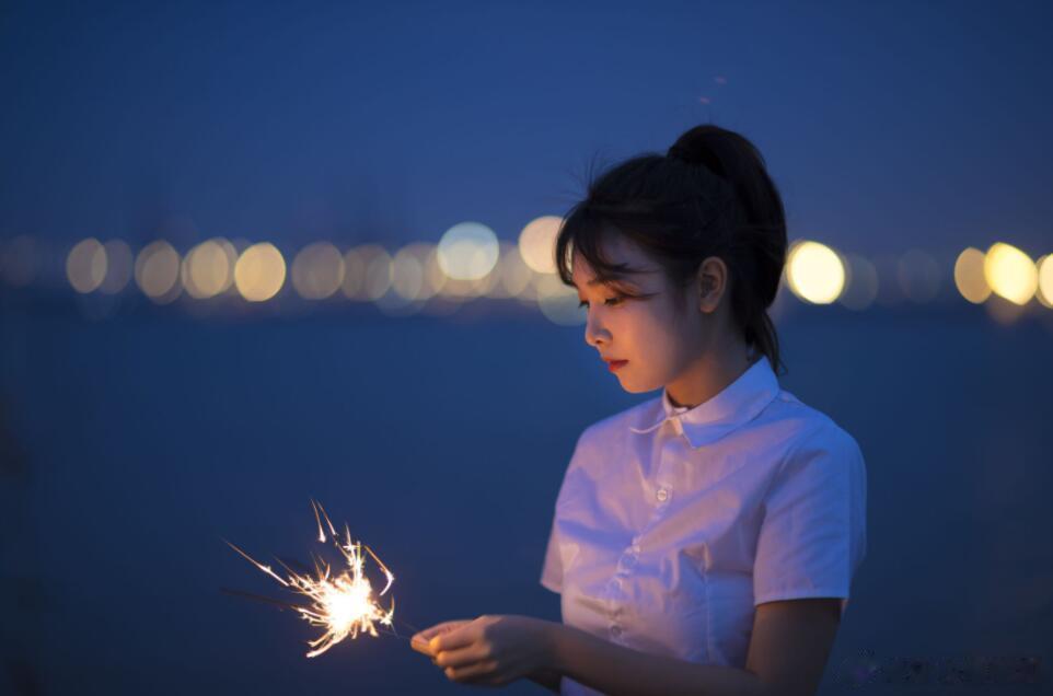 女人在年轻时总很容易沉溺于爱恋之中，分辨不出男人的真实面目，所以才有了很多善良的