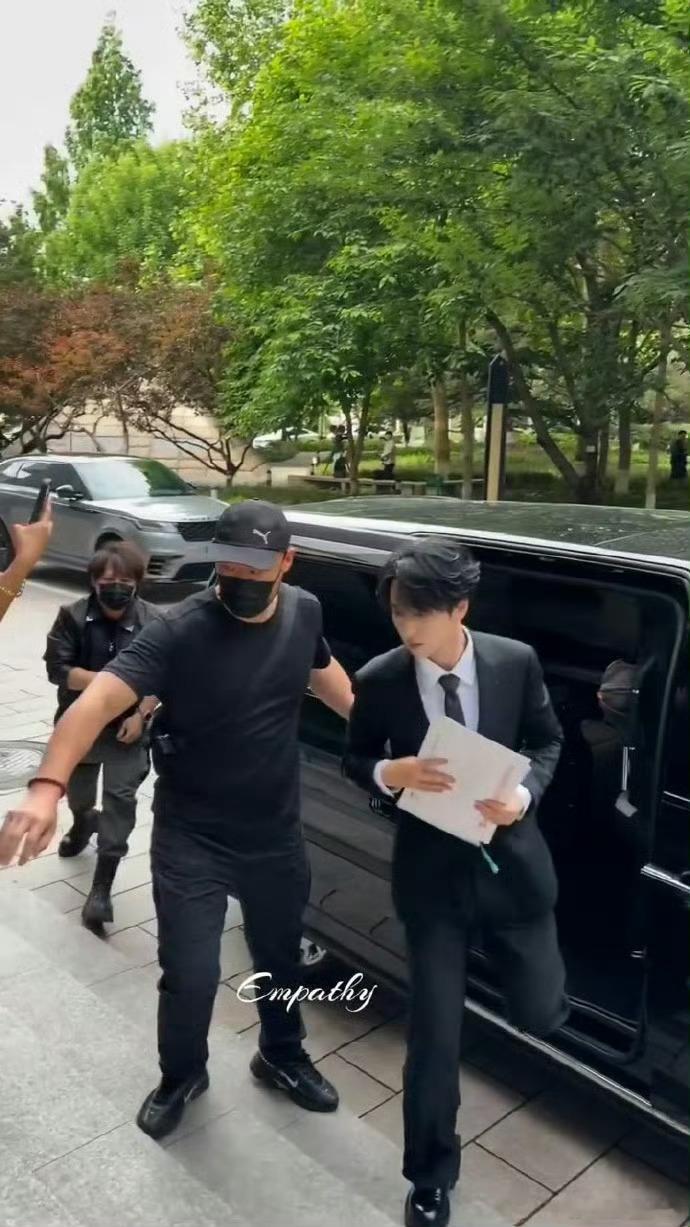严浩翔穿正装参加答辩无论是对待舞台还是对待学业，他从来都是百分百投入，认真的人做