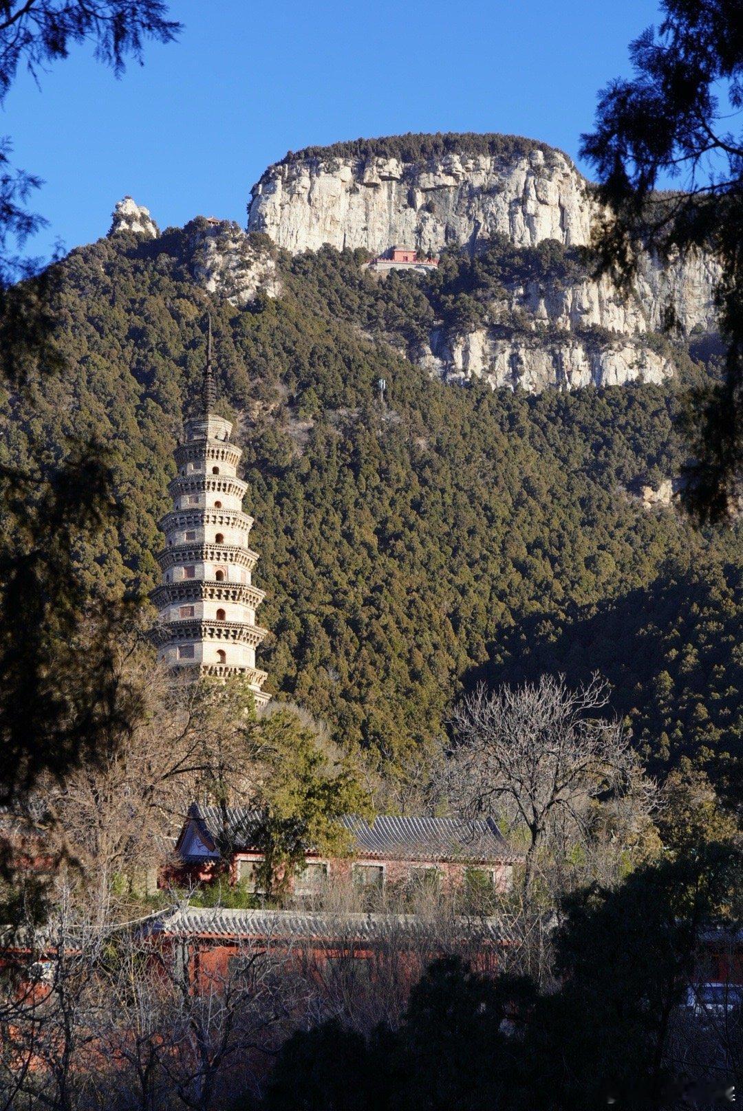 岽游记  济南灵岩寺辟支塔为十三层楼阁式宋塔，基座上有金代雕刻的阿育王故事，旁边