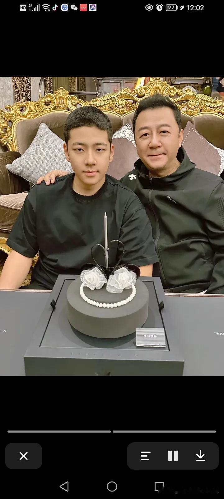 演员郭涛晒出自己儿子小石头17岁的庆生照，当初《爸爸去哪儿》的小石头现已长大，但