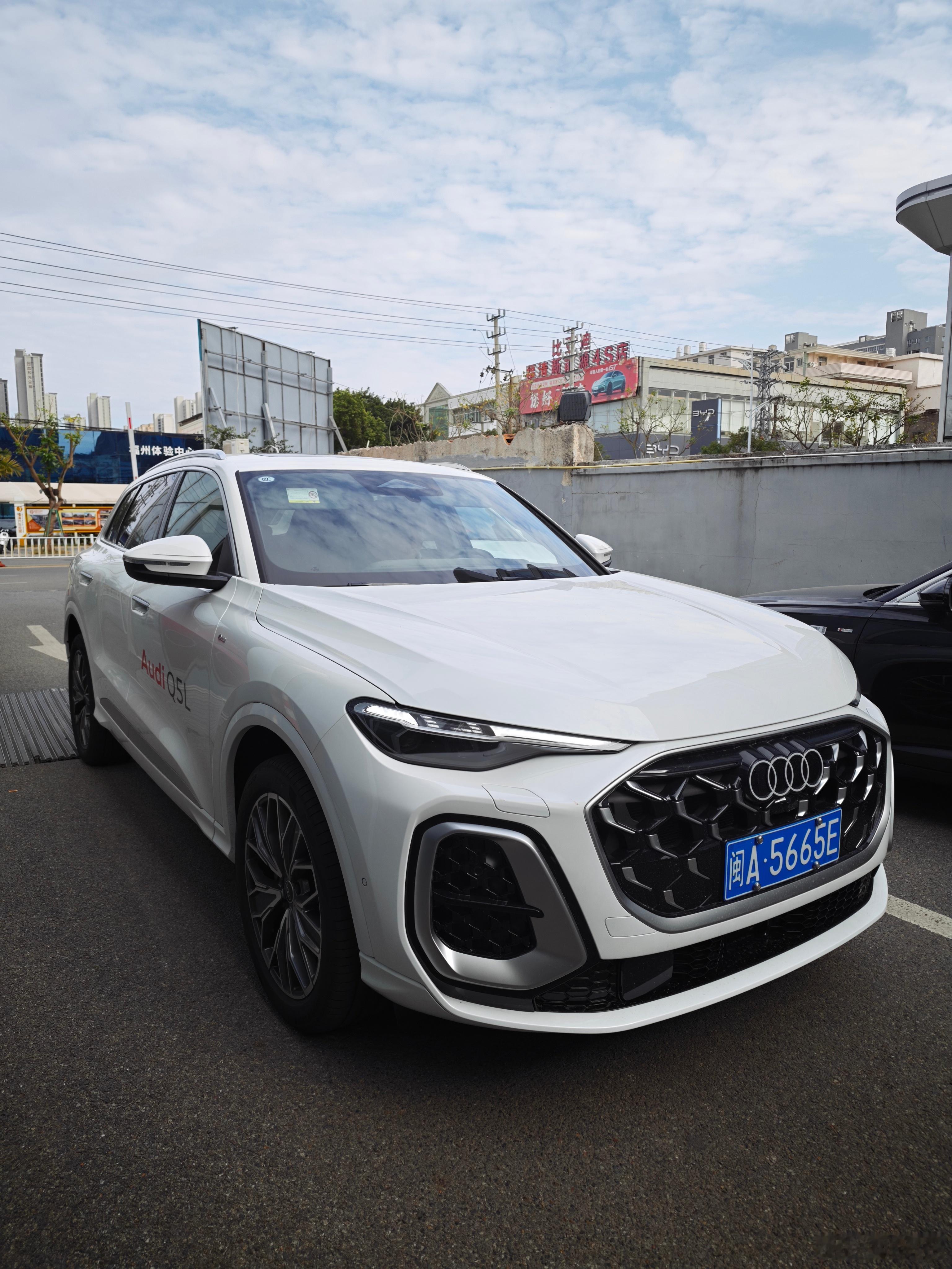 机缘巧合，应该是第一个试驾这台新Q5的客户。简要介绍一下它，或许很多人还不知道这