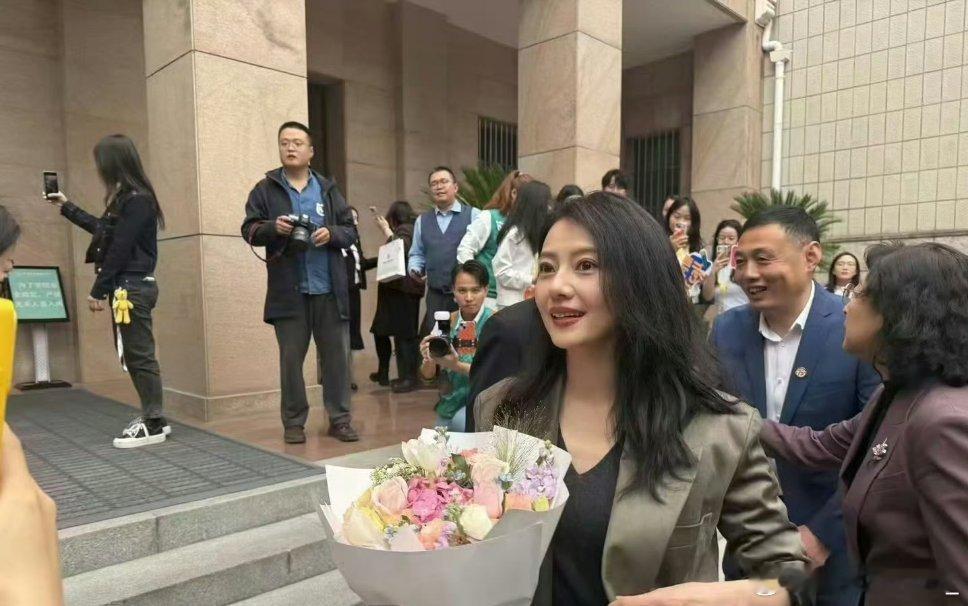 #高圆圆回母校了##高圆圆[超话]#我的眼睛一下子就瞪大了，美女真的太显眼了，在