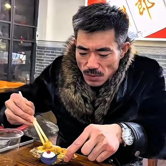 如今的阿四，身边的人都看出来他的窘迫，但却没有人敢于直接拆穿他，因为一旦触碰到他