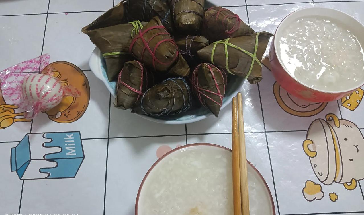 过节放假三天，本来计划游玩，正好下雨，安心为家人准备一日三餐，虽然不是大鱼大肉，