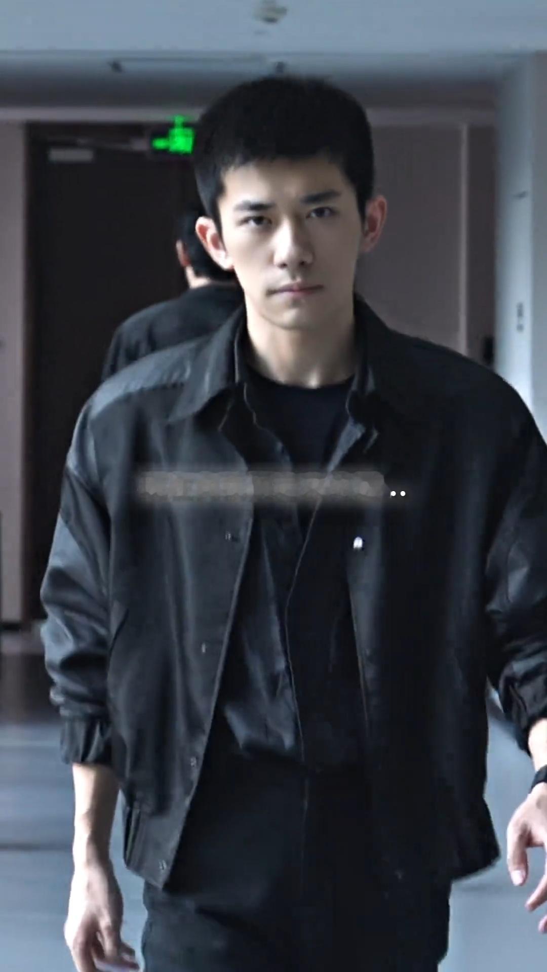 易烊千玺严迪歪头这一下只想叫欧巴 