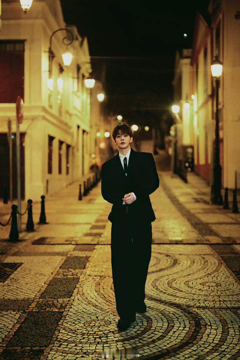 握草了，邓为这张图的视觉冲击力真牛比仿佛在告诉所有人；我来了，今天这里我最大邓为