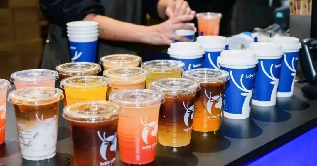 瑞幸Q4营收127.8亿同比涨33%，但净利润下滑38%——扩张期成本摊薄利润。