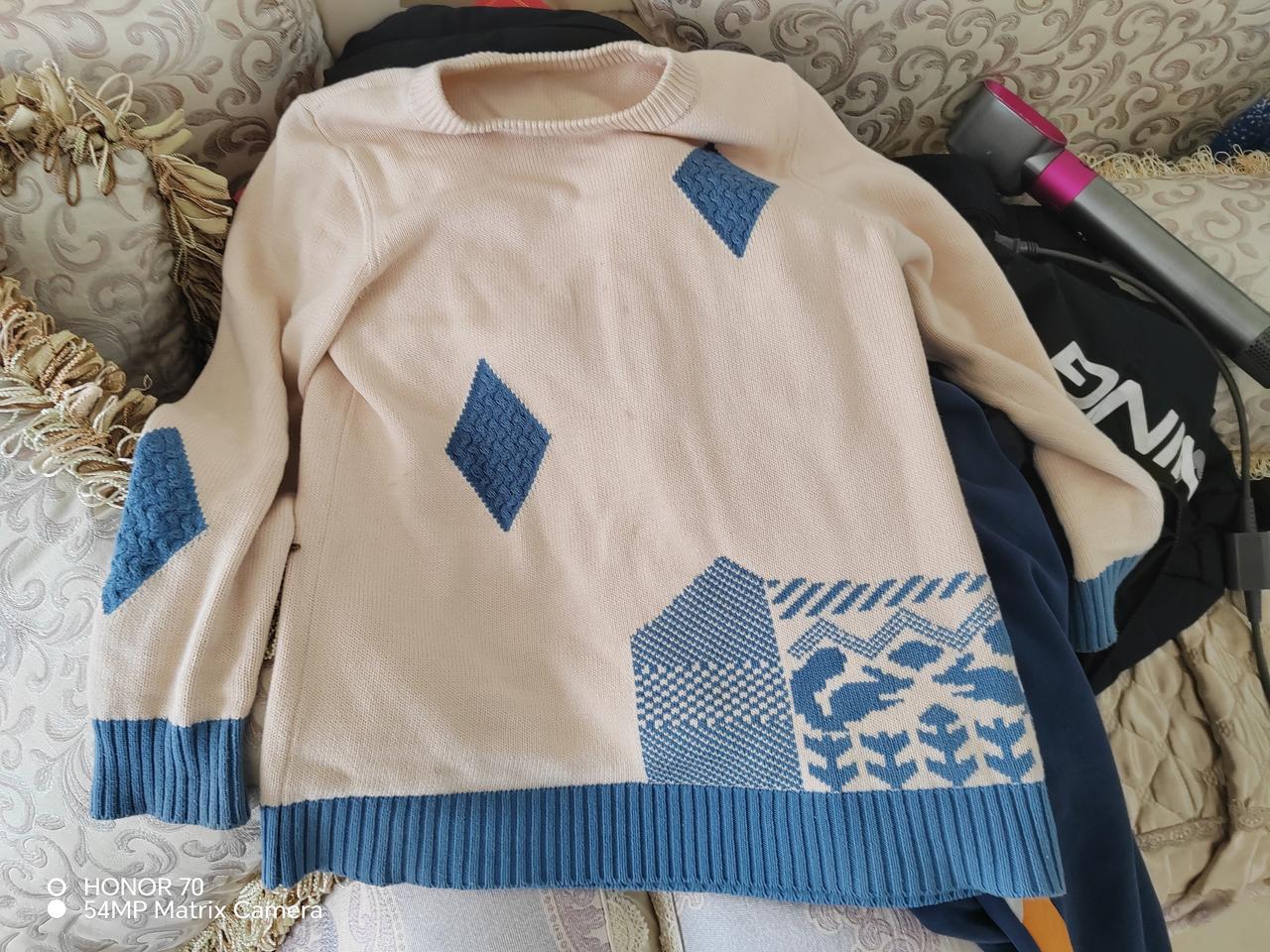 商家挂超大超多吊牌防白嫖党，也能理解。
但我在某宝平台上买了件棉毛衫，买回来后用