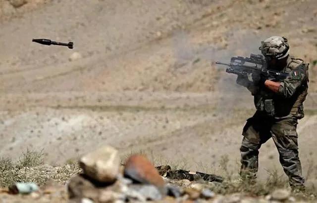 一名法国士兵用他的 FAMAS 发射一枚 AC51 枪榴弹。