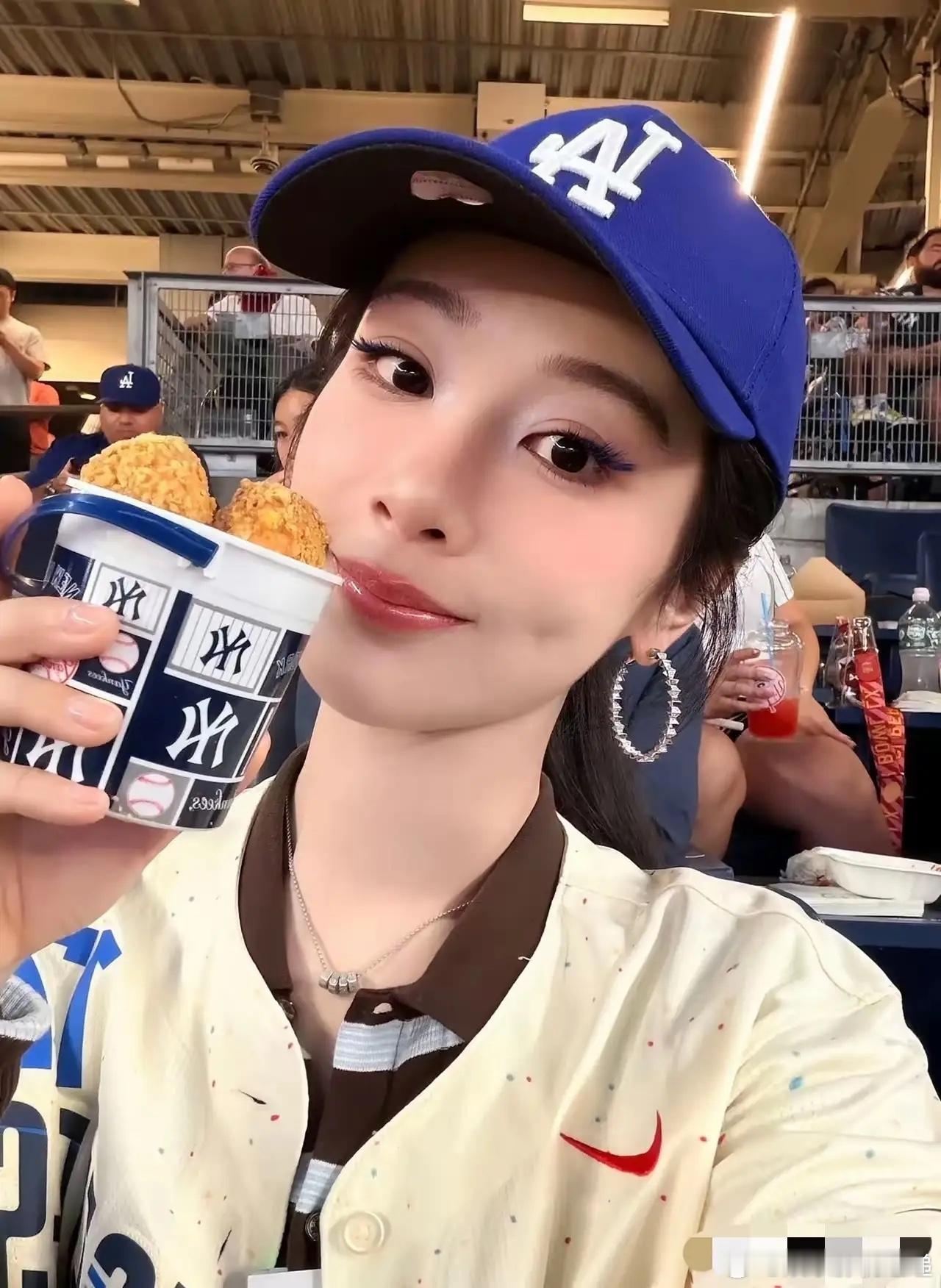 7月18日，杨紫观看棒球赛，穿道奇的队服，戴道奇的帽子，在洋基的主场，道奇赢了！