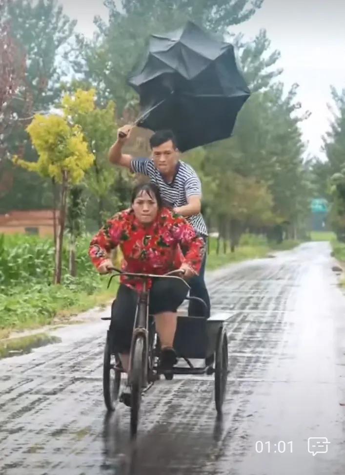 雨中骑三轮车，浪漫不减骑着三轮车🛺 蹬三轮逛菜市场