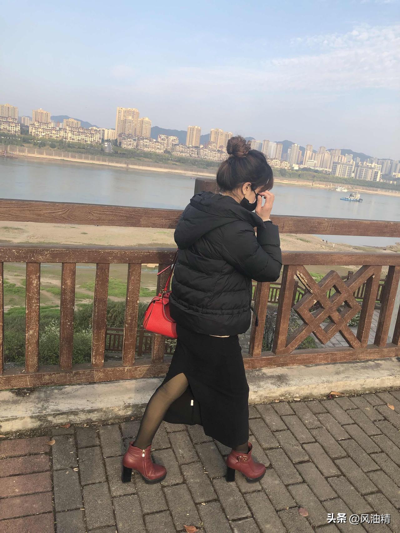 一步裙开衩江上风光好，人间正当时。
一步裙开衩，那风情就像江上泛起的涟漪，撩拨人