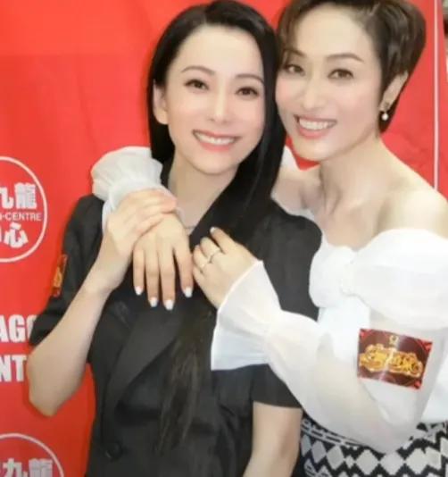 陈法蓉作为香港小姐总冠军，出席活动时打扮时尚前卫，穿着白色露肩花边长衫，显得白皙