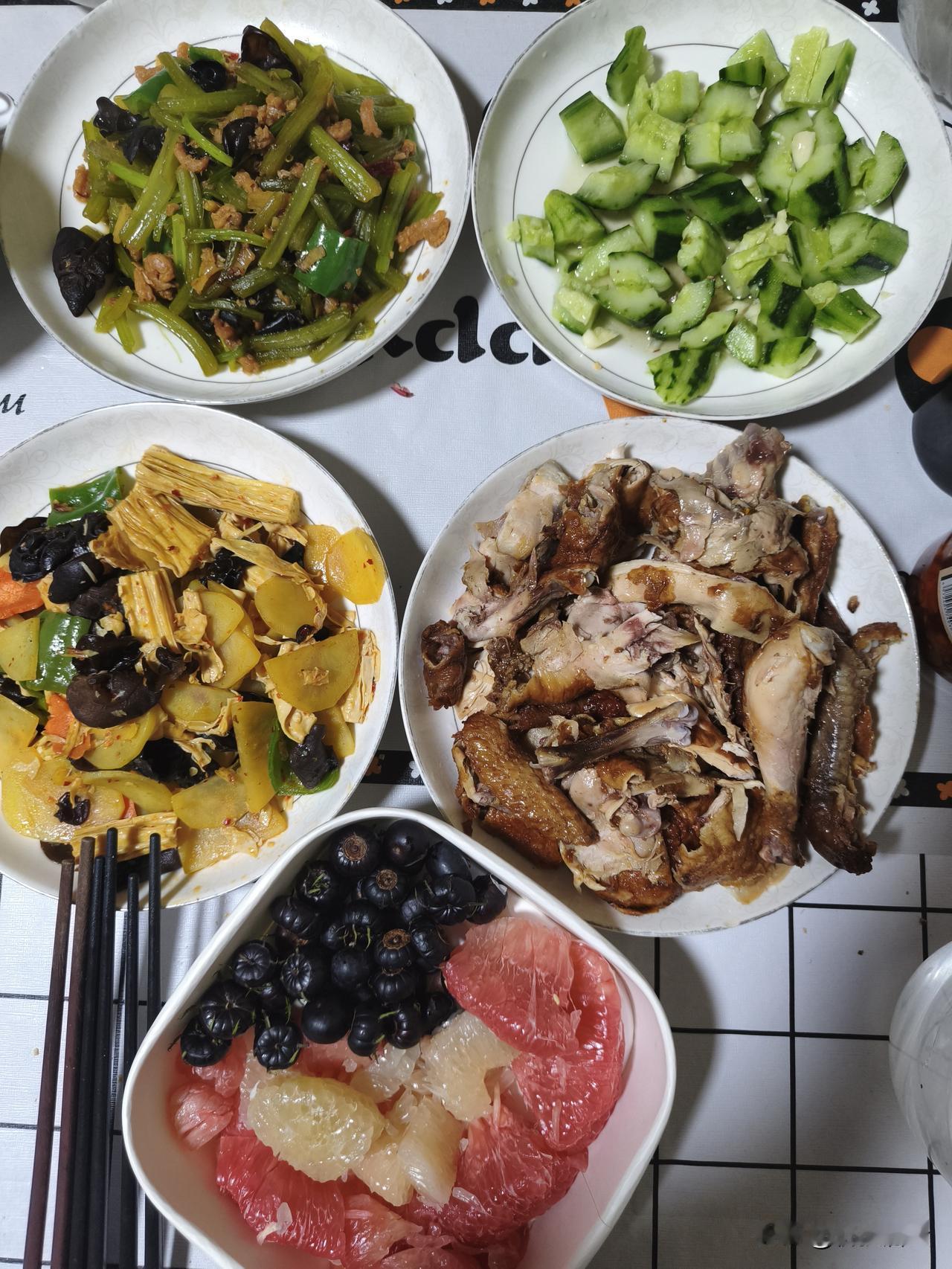 这会我开始吃晚饭了，把今天港股收盘的实盘补上，今天是简简单单的四个菜，调黄瓜，芹