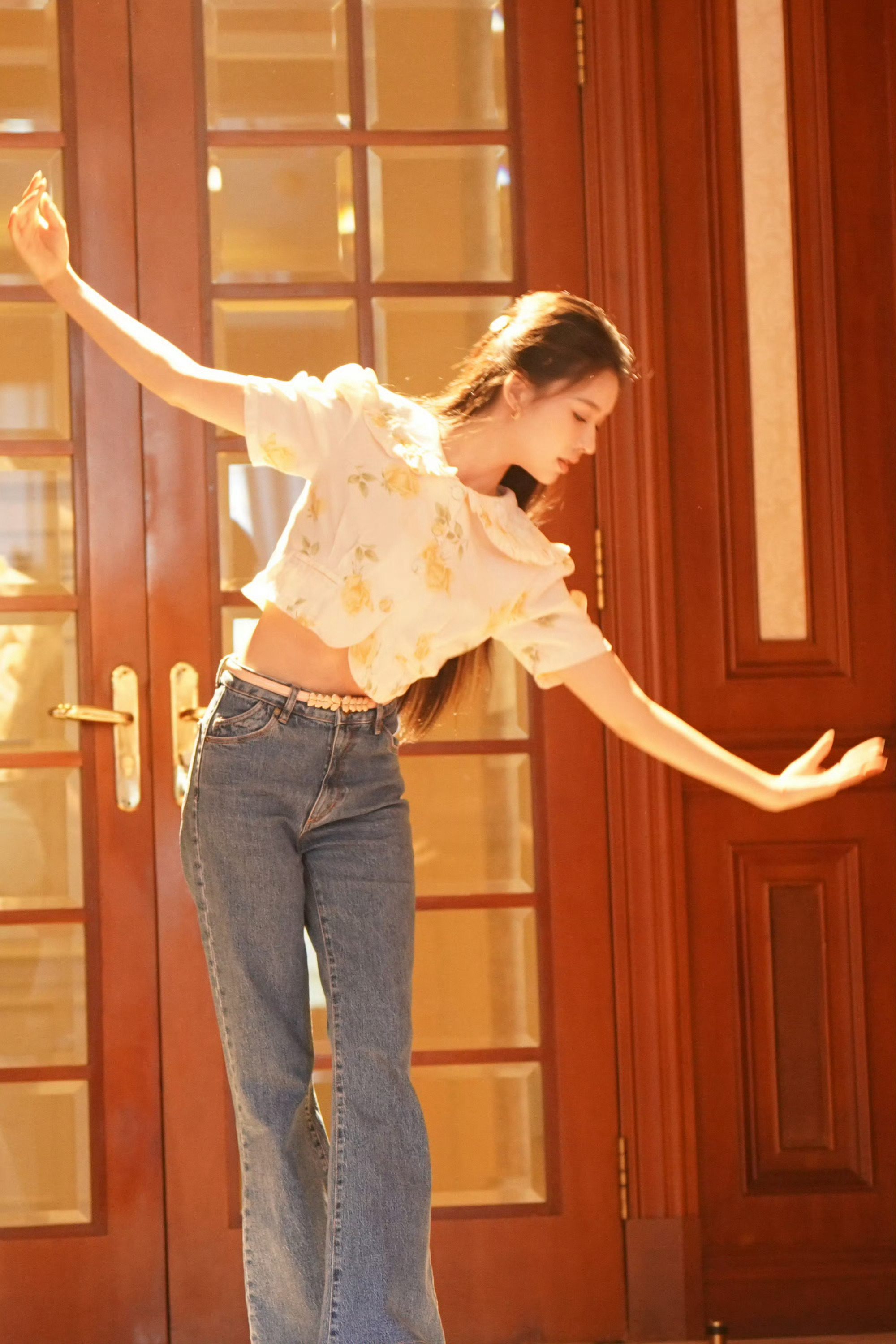 林允跳舞镜头《冬去春来》沈冉冉跳舞，林允身姿轻盈灵动，少女感满满，温柔又治愈林允