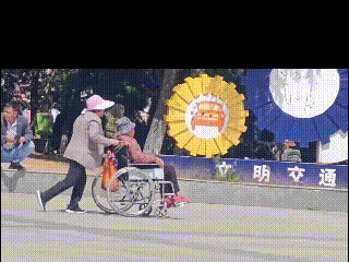 如果你家请到这样的保姆，你相信他照顾的好老人吗？保姆这样做，他居心何在？

大家