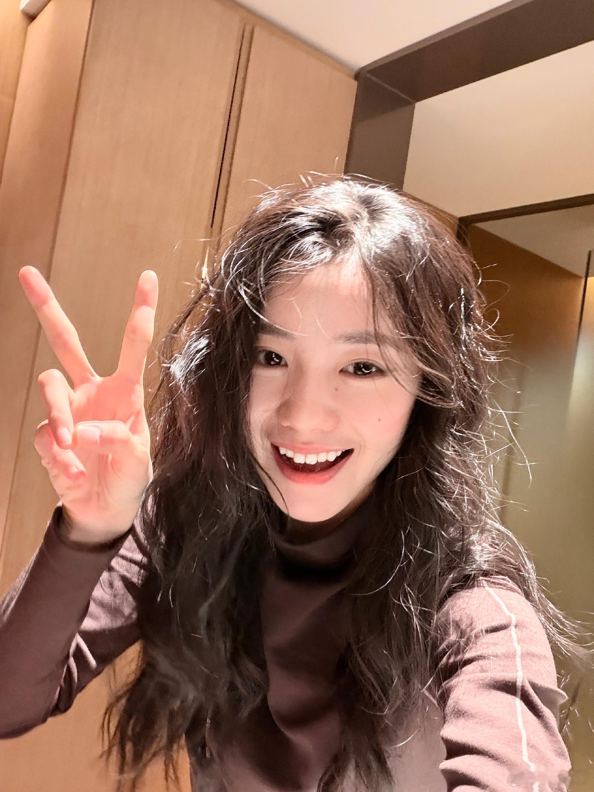 刘浩存刘浩存边执法边比心自拍来啦卷毛小狗存儿上线！存儿这个美萌，怎么做什么表情都