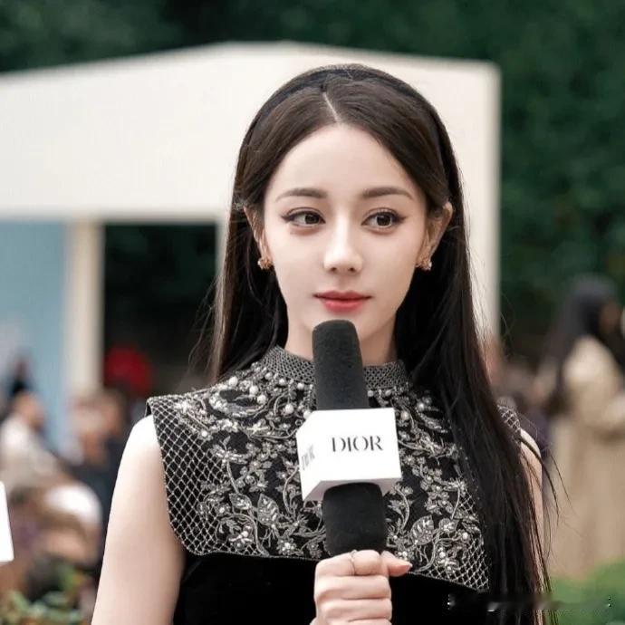 #迪丽热巴方否认未婚生子#
是因为郭美美有爆料说男女顶流未婚生子，男的人东北人，