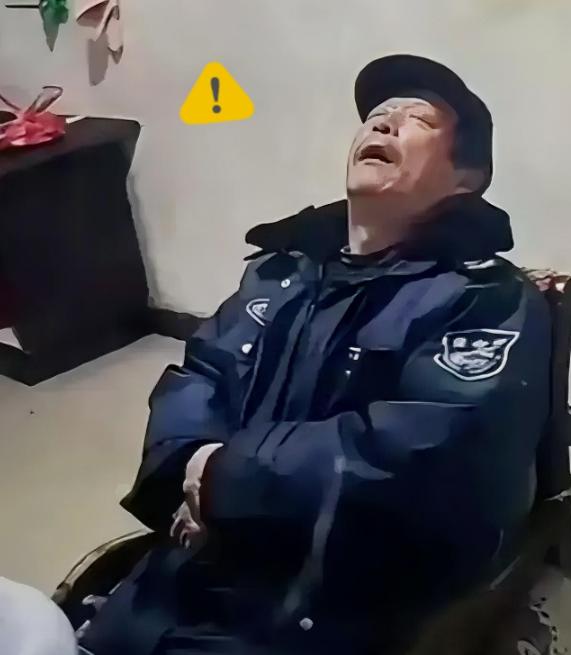 毫无人性！连正常生理需求都不放过！

一个60岁的大爷，就因为上班时打了个盹，1