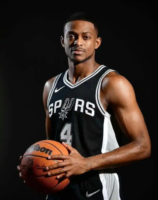 妈诶，1v1快攻被反断。。。。。。福克斯你敢再菜一点么？马刺vs尼克斯NBA n