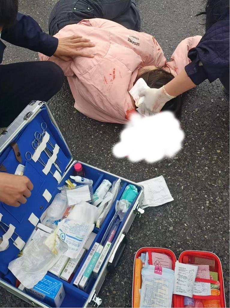 新年首日的生命守护：“我是红十字救护员，请相信我”